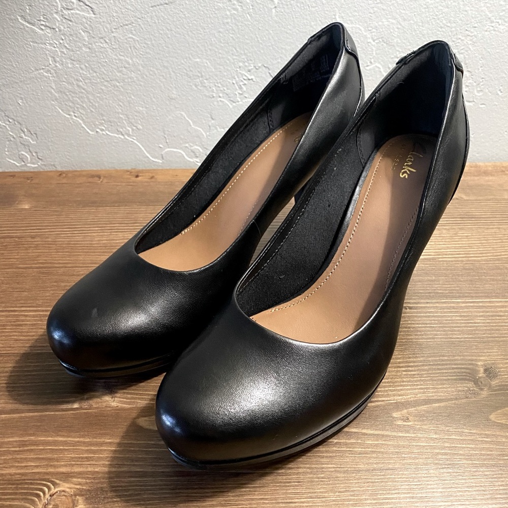 NEW Clarks 9M platform pumps